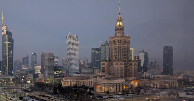 Vermutlich die meistfotografierten Gebäude in Warschau. Der stalinistische "Kulturpalast" und die Türme des Kapitalismus. Foto: Nexxtpress.de
